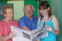 Ned Thomas a dwy o'i gynorthwyr ym mhabell Y Byd