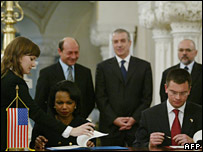 Rice, Romanya'da üs anlaşmasını imzalarken