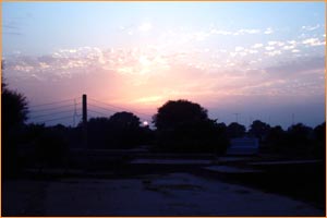 پنجاب کے ایک گاؤں گندراکلاں میں غروبِ آفتاب 