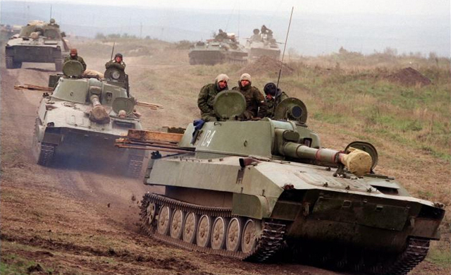 चेचेन्या के शहर सेरनॉवाट्स्क में होवित्ज़र पर बैठे रूसी सैनिक. (तस्वीर- एपी)