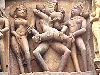 खजुराहो की मिथुन मूर्तियाँ