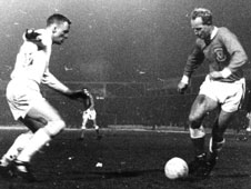 Ivor Allchurch yn chwarae i Gymru yn erbyn Denmark