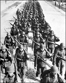 Польская пехота (фото впервые впервые было опубликовано в книге "Битвы польского сентября", Варшава, 1972)