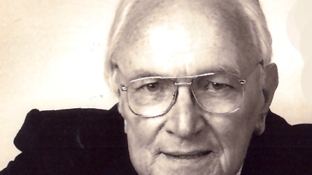 T Llew Jones ar glawr y gyfrol