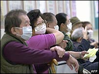 Pacientes em Taiwan usam máscara protetora em hospital de Taipei