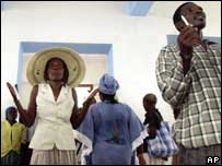 Haitianos rezando