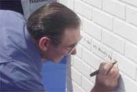 Mae'r geiriau ar y mur