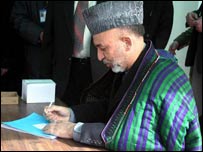 Afganistan Devlet Başkanı Karzai seçmen olarak kaydoluyor