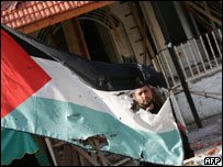 Mart ayında Gazze Şeridi'ne İsrail saldırısı sonrası bir bayrak