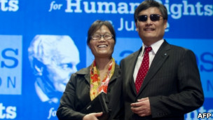 陈光诚与妻子袁伟静在华盛顿兰托斯人权奖颁奖仪式开始前留影（29/1/2013）