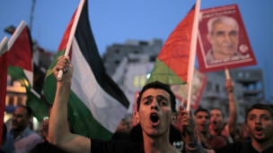 فلسطينيون متضامنون مع سجناء مضربين عن الطعام