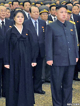 朝鮮領導人金正恩（右）與夫人李雪主（左）在平壤錦繡山太陽宮出席開館儀式（17/12/2012）
