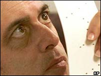 Zkoumání hlasovacího lístky při volbách v roce 2000