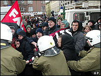 Berlin'de göstericilerle polis arasındaki çatışma