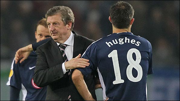 Hodgson consoles his players after Fulham's defeat by Atletico Madrid in the Europa League final