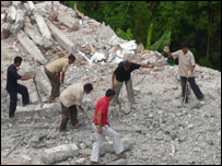 村民们都在三五成群地忙着