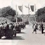 Victory parade in Oslo in 1945.A mother can be seen trying to ward off her daughter from the prying eyes of the soldiers!