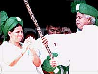 لالو پرساد یادو اپنی اہلیہ رابری دیوی کے ساتھ ایک انتخابی ریلی میں