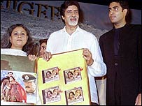 अमिताभ बच्चन अपनी पत्नी जया और बेटे अभिषेक के साथ