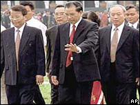 Ông Nông Đức Mạnh (giữa)