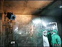 آغاز فعاليت سايت هسته ای اصفهان، اگرچه به بالا گرفتن مناقشات بر سر پرونده فعاليت های اتمی جمهوری اسلامی منجر شده، اما تنها موضوع جنجالی و اختلاف برانگيز در اين پرونده نيست.