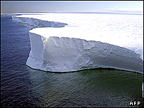 کوه يخ جدا شده در اثر گرمايش زمين