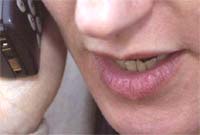 Merch yn siarad ar y ffôn