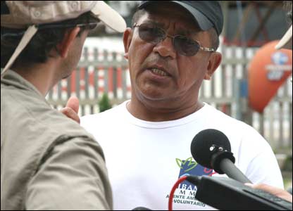 Chủ một trại cá ở Parintins, Salvador Leo