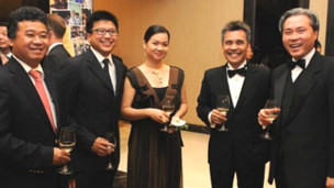 Bà Nguyễn Thanh Phượng (ở giữa) trong một buổi tiếp tân