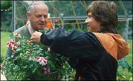 Percy Thrower in the Blue Peter garden, 1986