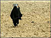 Su taşıyan bir kadın