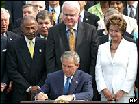 George Bush imza töreninde