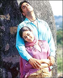 फ़िल्म बेवफ़ा में अक्षय कुमार और करीना कपूर