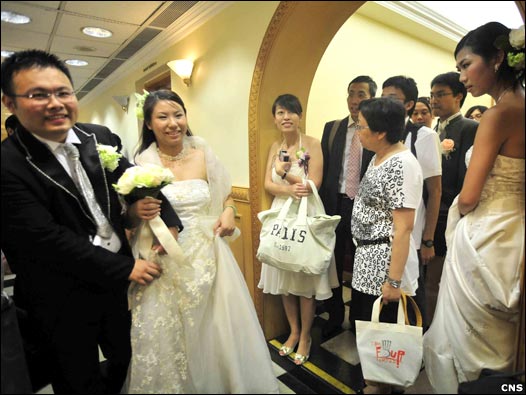 香港某婚姻登記處的繁忙場景(中新社圖片9/9/2009)