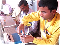 मतदान केंद्र पर चुनाव अधिकारी