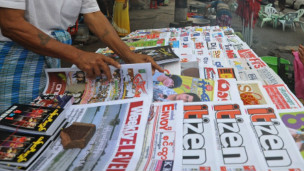 Một sạp báo trên đường phố Rangoon