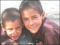 बरक्ज़ाई अपने छोटे भाई के साथ