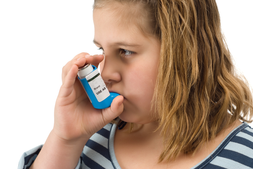girl using inhaler @ dragon_fang - Fotolia.com