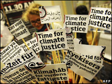 placards_afp226.jpg