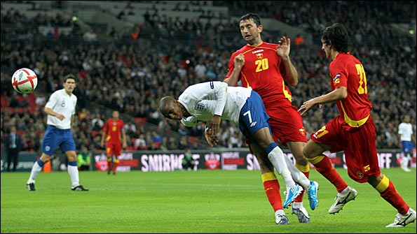 Ashley Young goes to ground in the penalty area. Photo: Getty Images