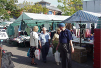 Pobl ym marchnad Caerfyrddin