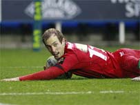 Lee Williams yn croesi am gais i'r Scarlets