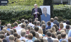 Staff vigil for Alan Johnston led by Director-General Mark Thompson outside BBC Television Centre on Monday 16 April