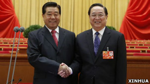 賈慶林（左）與俞正聲在北京人民大會堂全國政協預備會議上握手（新華社圖片2/3/2012）
