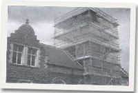 Y cloc yn cael ei adnewyddu