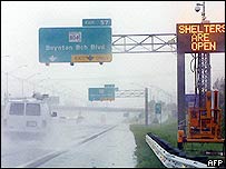 فلوریڈا میں تین لاکھ لوگوں کو محفوظ مقامات تک پہنچایا جارہا ہے