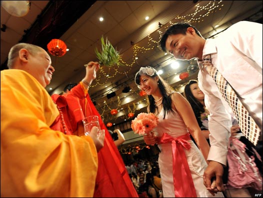 馬來西亞吉隆坡天後宮集體婚禮上一對新人接受和尚的祝福(9/9/2009)