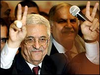 Mahmud Abbas taraftarlarını selamlıyor