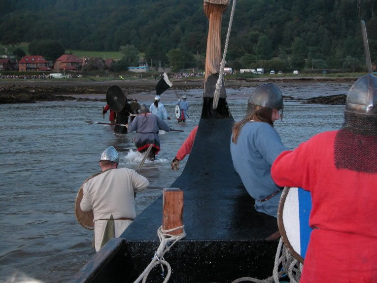 Vikings jump into the sea