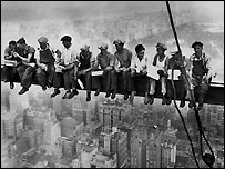 Foto de Charles C. Ebbets, tomada en 1932 en el piso 69 del Rockefeller Center.